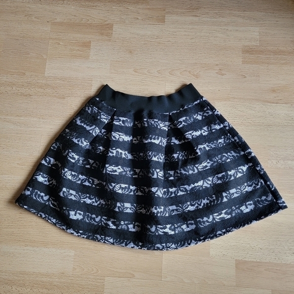 Papaya Dresses & Skirts - Papaya Black White Lace Stripe Pleated‎ Skirt Womens Size M